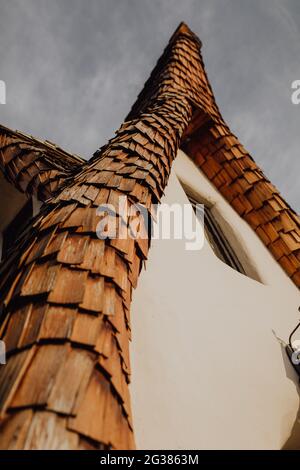 Immagine verticale del tetto di Castelul de LUT Valea Zanelor punto di riferimento a Porumbacu de Sus, Romaniaa Foto Stock