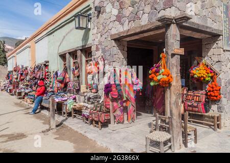 PURMAMARCA, ARGENTINA - 11 APRILE 2015: Vendita di prodotti tradizionali fatti a mano nel villaggio di Purmamarca, Argentina Foto Stock