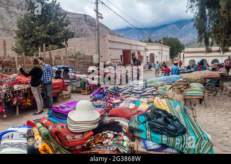 PURMAMARCA, ARGENTINA - 11 APRILE 2015: Vendita di prodotti tradizionali fatti a mano su un mercato nel villaggio di Purmamarca, Argentina Foto Stock