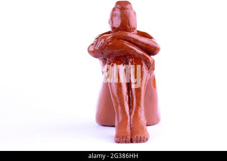 Donna figura ceramica. Donna in depressione. Isolato su bianco Foto Stock