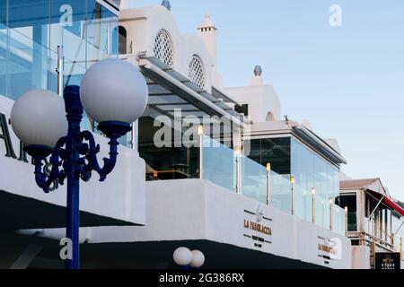 Terrazze del ristorante. Puerto Marina, splendido porto turistico con yacht di lusso e barche a motore nella località turistica balneare di Benalmádena, Málaga, Costa del Foto Stock