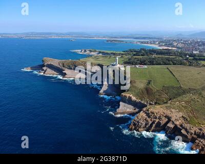 Veduta aerea del faro di Faro Cabo Mayor nella città di Santander, regione della Cantabria, Spagna Foto Stock