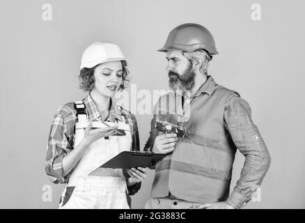 Appartamento di ristrutturazione in fase di ristrutturazione per coppie. Concetto di rinnovamento. Secondo il piano. Discutere di ristrutturazione con l'appaltatore. Lavori di intonacatura. Coppia Foto Stock