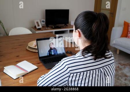 Donne d'affari che hanno conversazioni da videoconferenza in linea. Giovani donne che hanno incontri e interviste con la macchina fotografica. Foto Stock