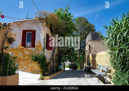 Quartiere di Anafiotika, sotto l'Acropoli, fotografia di strada, Atene, Grecia. Foto Stock