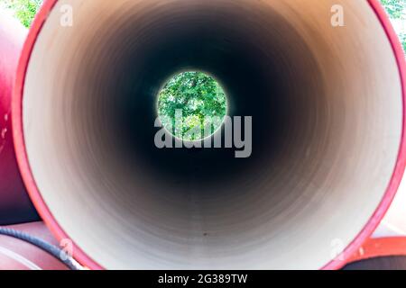 vista ravvicinata di un singolo tubo di ferro duttile di mantenuto su campo aperto di deposito cantiere. Foto Stock