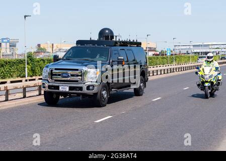 Ford F-350 Super Duty Roadrunner veicolo per comunicazioni satellitari in moto per il presidente americano Joe Biden all'aeroporto di Londra Heathrow, Regno Unito. Auto SUV Foto Stock