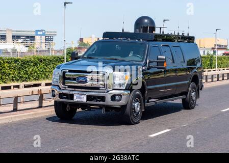 Ford F-350 Super Duty Roadrunner veicolo per comunicazioni satellitari in moto per il presidente americano Joe Biden all'aeroporto di Londra Heathrow, Regno Unito. Auto SUV Foto Stock