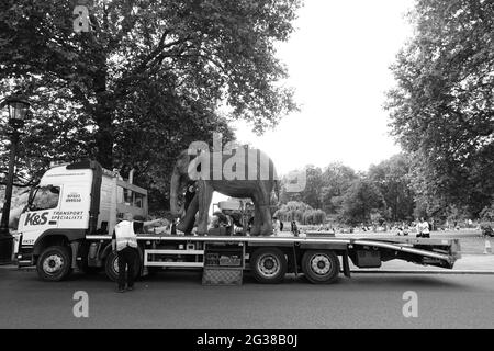 100 sculture di elefanti che hanno richiesto 5 anni sono state trasportate ai parchi di Londra - qui si arriva al St James's Park Foto Stock