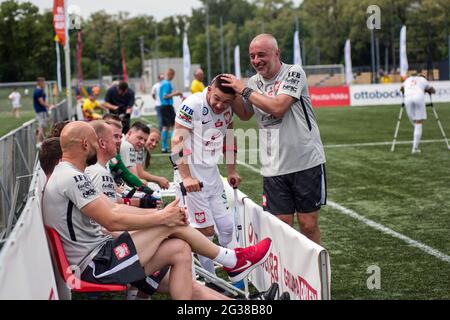 Varsavia, Polonia. 12 giugno 2021. La vettura polacca Marek Dragosz sorride e gioca con un giocatore durante la Coppa Amp Futbol 2021 di Varsavia dal 12 al 13 giugno. (Punteggi finali; Polonia 7:0 Ucraina) (Foto di Attila Husejnow/SOPA Images/Sipa USA) Credit: Sipa USA/Alamy Live News Foto Stock