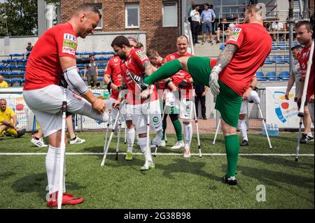 Varsavia, Polonia. 12 giugno 2021. I giocatori polacchi di Amp Football si preparano per l'Amp Futbol Cup 2021 tra Polonia e Ucraina a Varsavia dal 12 al 13 giugno. (Punteggi finali, Polonia 7:0 Ucraina) (Foto di Attila Husejnow/SOPA Images/Sipa USA) Credit: Sipa USA/Alamy Live News Foto Stock