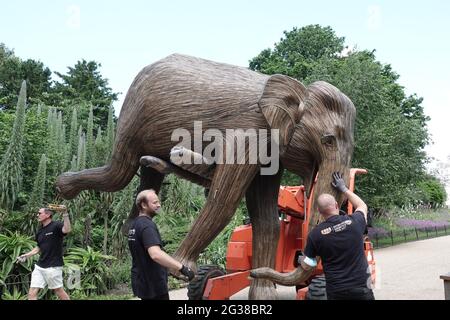 100 sculture di elefanti che hanno richiesto 5 anni sono state trasportate ai parchi di Londra - qui si arriva al St James's Park Foto Stock