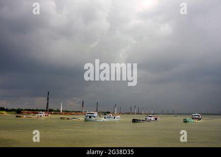 Campi di mattoni sulla riva del fiume Buriganga. Il fumo nero spesso rilasciato dai camini di forni di mattoni, pone una grave minaccia per l'ambiente così come per il sistema ecologico. Dhaka, Bangladesh. 26 settembre 2008. Foto Stock