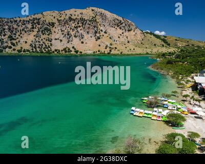 Vista aerea dall'alto dal drone del lago Kournas sull'isola di Creta. Grecia. Foto Stock