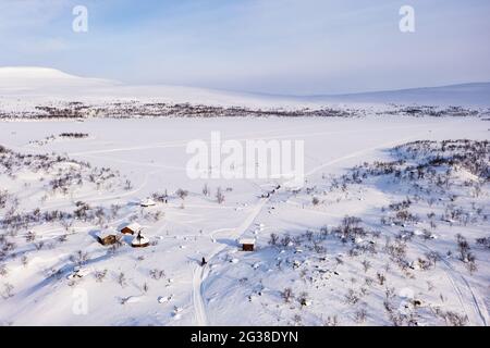 Vista aerea del lago Tshahkajarvi, giorno di sole, in Lapponia - in salita, drone shot Foto Stock