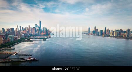 Manhattan e lo skyline di New York vicino alla vista aerea del fiume Hudson. Skyline aereo della città di New York sopra il Molo 55 Foto Stock