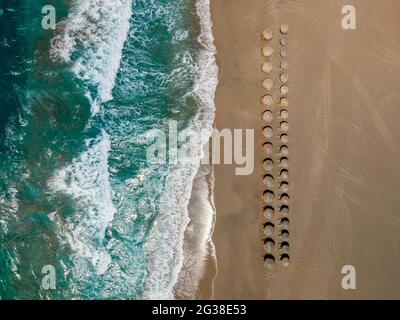 Vista aerea dall'alto dal drone della spiaggia tropicale di Falasarna a Creta, Grecia. Foto Stock