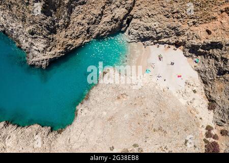 Vista dall'alto dal drone della limania seitana o dalla spiaggia di Agiou Stefanou con acque turchesi a Chania, Akrotiri, Creta, Grecia. Foto Stock