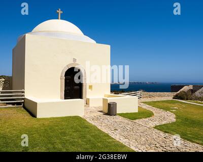 Un piccolo edificio fortificato sulle cime della scogliera vicino a Vila de Bispo in Portogallo Foto Stock