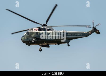 Sikorsky VH-3D Sea King trasporto in elicottero per il presidente degli Stati Uniti Joe Biden che atterra all'aeroporto Heathrow di Londra, Regno Unito, per il trasporto in avanti per incontrare la Regina Foto Stock