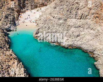 Vista dall'alto dal drone della limania seitana o dalla spiaggia di Agiou Stefanou con acque turchesi a Chania, Akrotiri, Creta, Grecia. Foto Stock