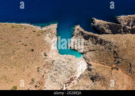 Vista dall'alto dal drone della limania seitana o dalla spiaggia di Agiou Stefanou con acque turchesi a Chania, Akrotiri, Creta, Grecia. Foto Stock