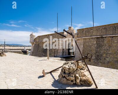 Il vecchio forte sul lungomare di Lagos, Portogallo Foto Stock