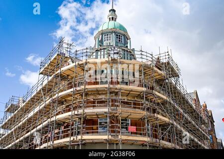 Merthyr Tydfil, Galles - Maggio 2021: Impalcature intorno all'esterno di un vecchio edificio in fase di ristrutturazione nel centro di Merthyr. Foto Stock