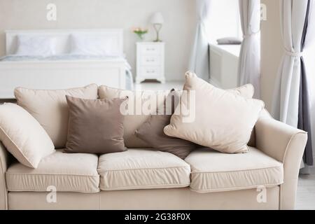Accogliente appartamento monolocale moderno o camera d'hotel con interni pallidi Foto Stock