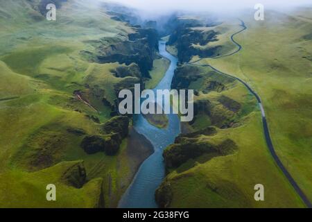 Vista aerea del canyon vulcanico dell'Islanda di Fjadrargljufur in condizioni atmosferiche sovrastanti Foto Stock