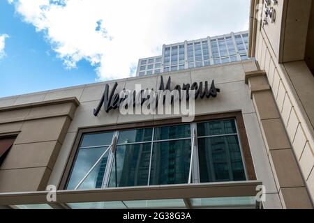 Bellevue, WA USA - circa maggio 2021: Vista ad angolo basso di un grande magazzino Neiman Marcus nel centro della città in una giornata di sole. Foto Stock