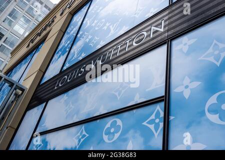 Bellevue, WA USA - circa maggio 2021: Vista esterna di un negozio di moda di lusso Louis Vuitton nel centro della zona in una giornata di sole. Foto Stock