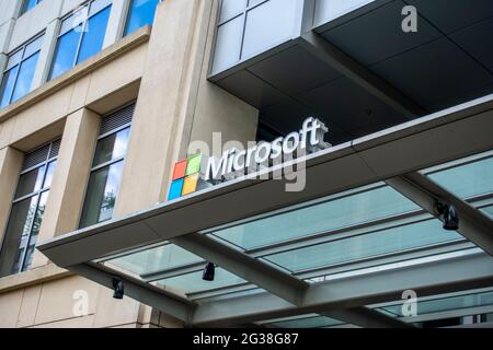 Bellevue, WA USA - circa giugno 2021: Vista esterna dell'edificio del campus Microsoft nel centro di Bellevue, WA, senza persone intorno. Foto Stock