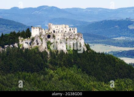 rovine del castello di lietava - castello gotico in slovacchia Foto Stock