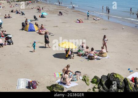 Festosa la folla sulla Sunny Sands Beach di Folkestone Foto Stock