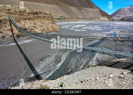 Corda sospeso ponte sospeso sopra il fiume Kali Gandaki Nadi tra Annapurna e Dhaulagiri himal in Nepal Foto Stock