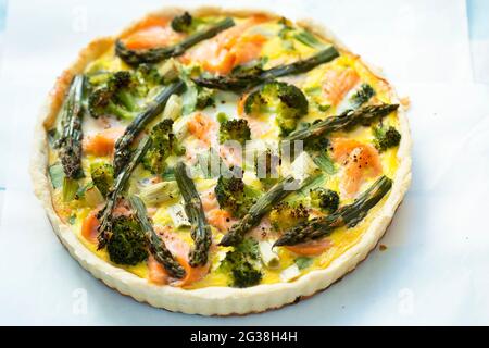 Quiche con salmone, broccoli, asparagi verdi Foto Stock