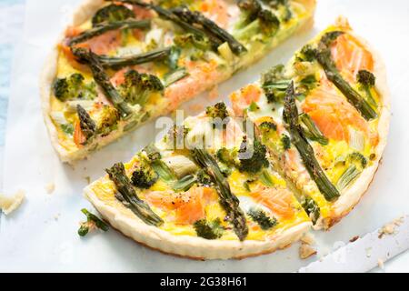 Quiche con salmone, broccoli, asparagi verdi Foto Stock