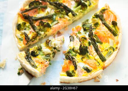 Quiche con salmone, broccoli, asparagi verdi Foto Stock