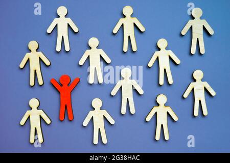Sia concetto differente. Una figurina unica nella folla come simbolo di unicità. Foto Stock