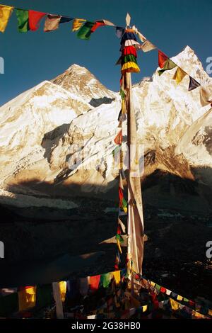 Vista serale di Everest con bandiere buddiste di preghiera da Kala Patthar e cielo blu - modo per Everest base Camp - Nepal Foto Stock