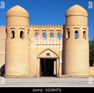 Parete di Itchan Kala (Ichon Qala) - porta ovest (ATA Darvoza) - Khiva (Chiva, Heva, XIVa, Chiwa, Khiveh) - Provincia di Xorazm - Uzbekistan - Città sulla sil Foto Stock