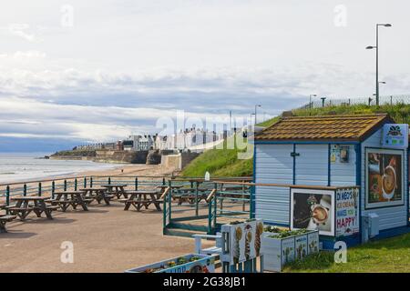 Una gelateria in stile shack di legno si trova sulla North Promenade inn Whitley Bay, North Tyneside. Foto Stock