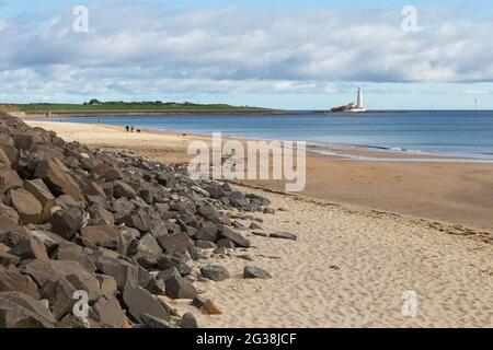 Guardando verso nord dalla fine della North Promenade di Whitley Bay verso il faro di St Mary a North Tyneside, Inghilterra nord-orientale. Foto Stock