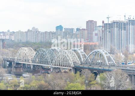 Kiev, Ucraina - 27 aprile 2021: Vista panoramica della città con case a Kiev, Ucraina. Foto Stock