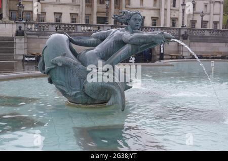 Londra, Regno Unito: Una delle statue della sirena nella fontana di Trafalgar Square Foto Stock