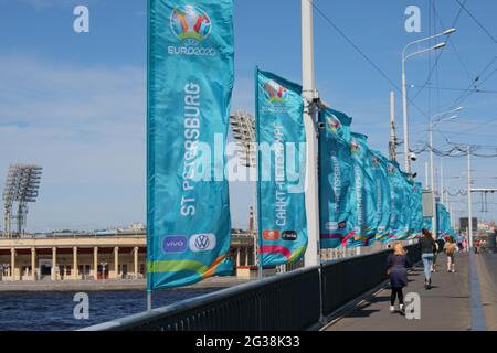 San Pietroburgo, Russia - 14 giugno 2021: Ponte Tuchkov decorato con bandiere di UEFA EURO 2020 nel giorno della seconda partita di questo torneo in città Foto Stock