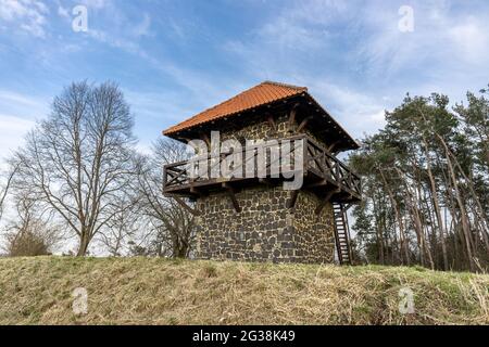 Ricostruita torre di guardia romana a Limes Germanico, l'antico confine tra l'Impero Romano e Germania, vicino Pohlheim, Assia, Germania Foto Stock