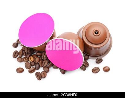 Capsule di caffè con fagioli su sfondo bianco Foto Stock