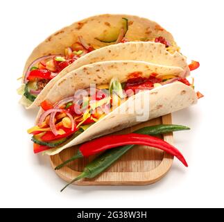 Scheda con gustosi tacos su sfondo bianco Foto Stock